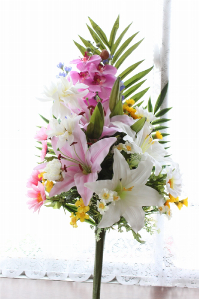 胡蝶蘭やユリのパープル系の仏様の大きな花束