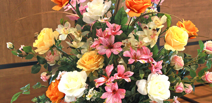 バラとアルストロメリアの豪華なワイヤースタンド付きアレンジ ym2 CT触媒 造花